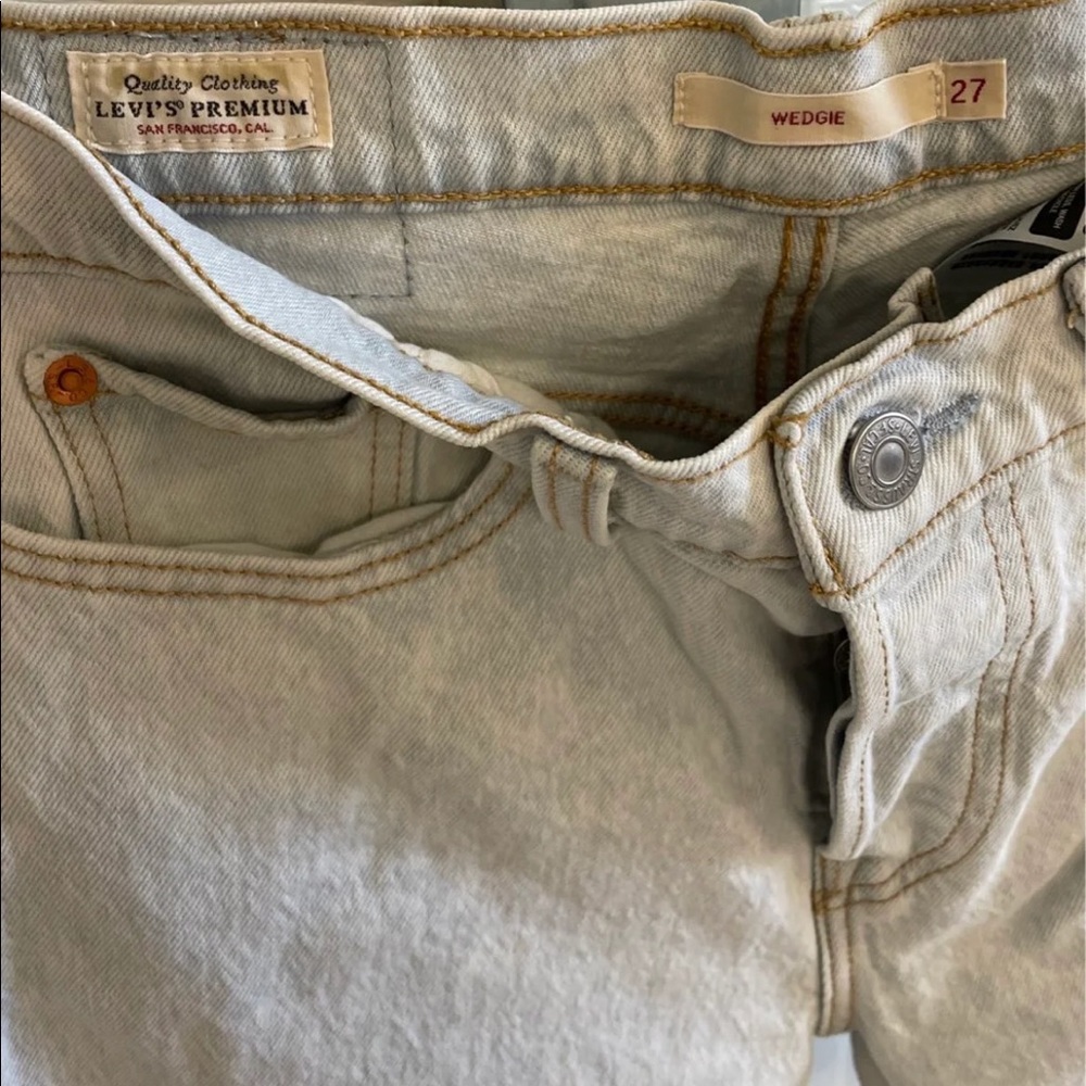 Levis Jean size 27 wedgie